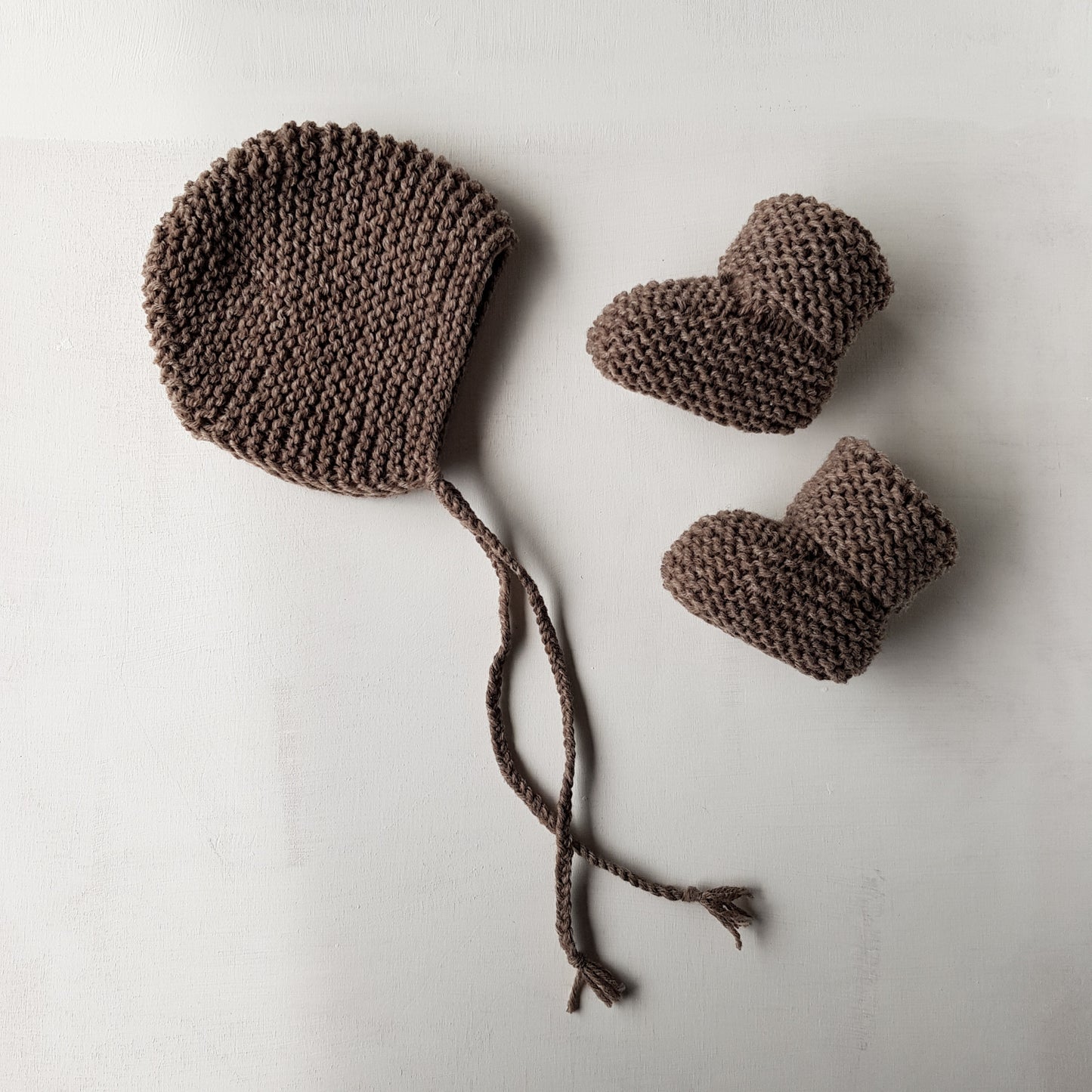 Knitted bonnet, clay