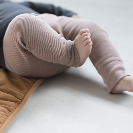Baby toes and organic cotton rib leggings in powder by sustainable kidswear brand Phil&Phae