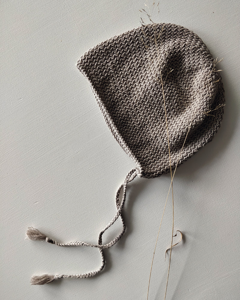 Knitted bonnet, pearl grey